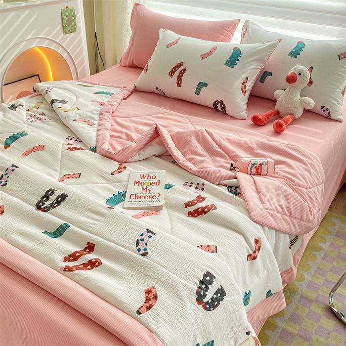 91家纺网 家纺一手货源 找家纺 可思家纺 2024新款A类泡泡纱夏被四件套 卡通袜子