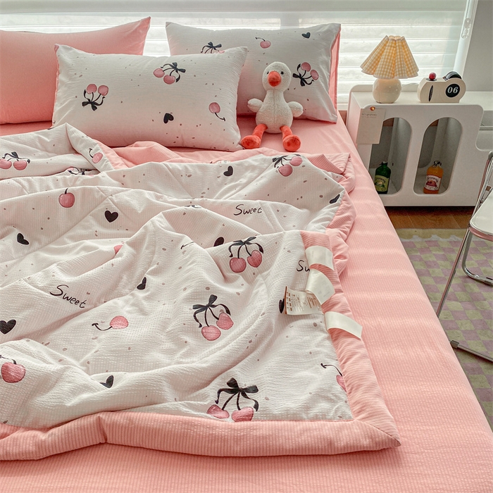 91家纺网 家纺一手货源 找家纺 可思家纺 2024新款A类泡泡纱夏被四件套 樱桃甜心