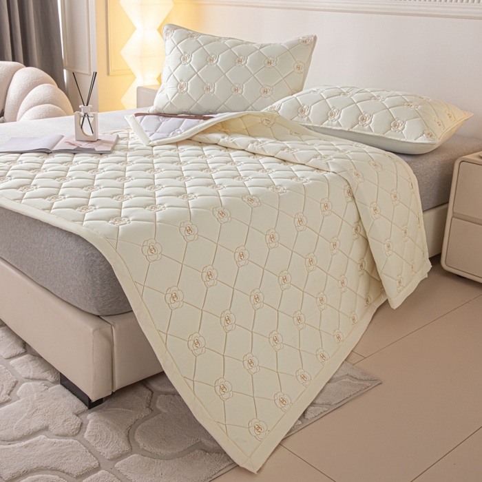 91家纺网 家纺一手货源 找家纺 鑫钰 2024新款A类原棉大豆抗菌床护垫-花语 花语-简约白