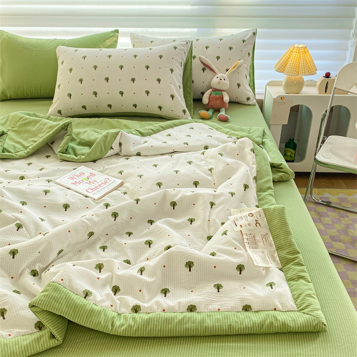 91家纺网 家纺一手货源 找家纺 可思家纺 2024新款A类泡泡纱夏被四件套 清新树林