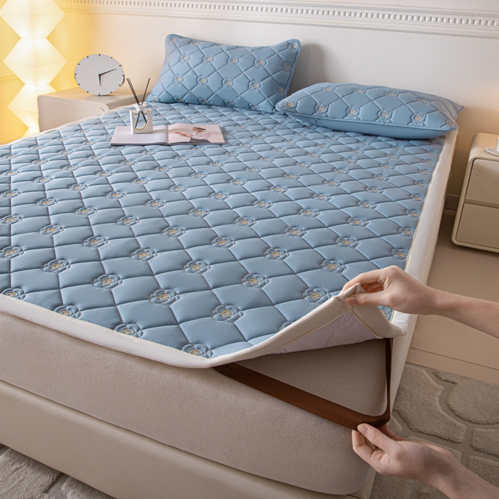 91家纺网 家纺一手货源 找家纺 鑫钰 2024新款A类原棉大豆抗菌床护垫-花语 花语-宾利蓝