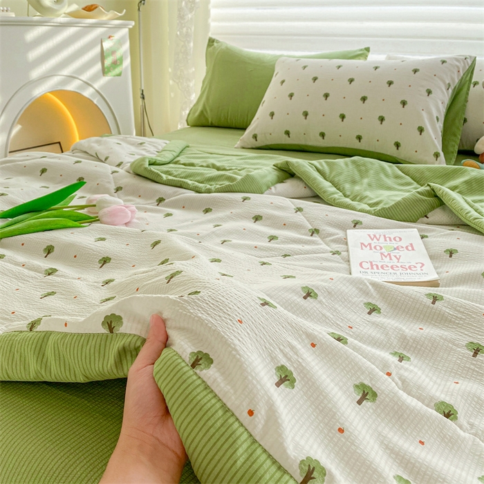 91家纺网 家纺一手货源 找家纺 可思家纺 2024新款A类泡泡纱夏被四件套 清新树林