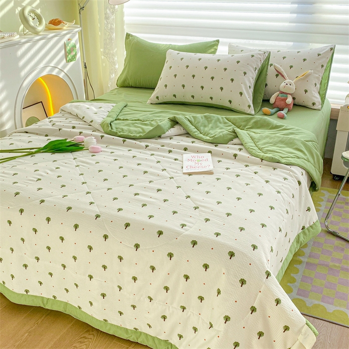 91家纺网 家纺一手货源 找家纺 可思家纺 2024新款A类泡泡纱夏被四件套 清新树林