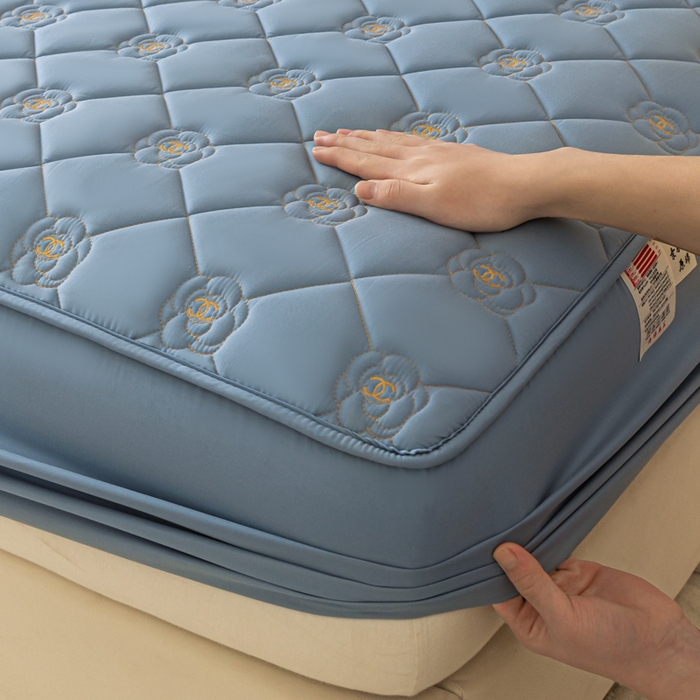 91家纺网 家纺一手货源 找家纺 鑫钰 2024新款A类原棉大豆夹棉床笠-花语 花语-宾利蓝