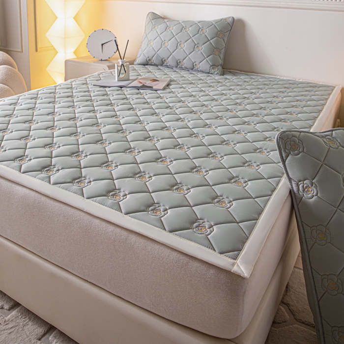 91家纺网 家纺一手货源 找家纺 鑫钰 2024新款A类原棉大豆抗菌床护垫-花语 花语-雅致灰