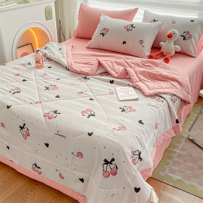 91家纺网 家纺一手货源 找家纺 可思家纺 2024新款A类泡泡纱夏被四件套 樱桃甜心