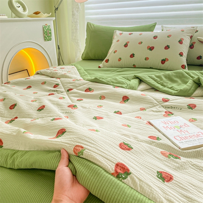 91家纺网 家纺一手货源 找家纺 可思家纺 2024新款A类泡泡纱夏被四件套 甜心草莓