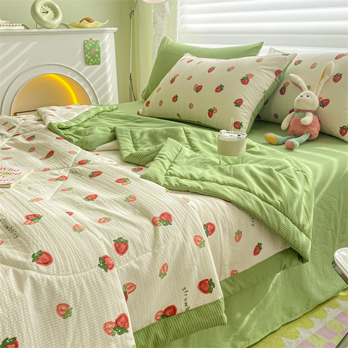 91家纺网 家纺一手货源 找家纺 可思家纺 2024新款A类泡泡纱夏被四件套 甜心草莓