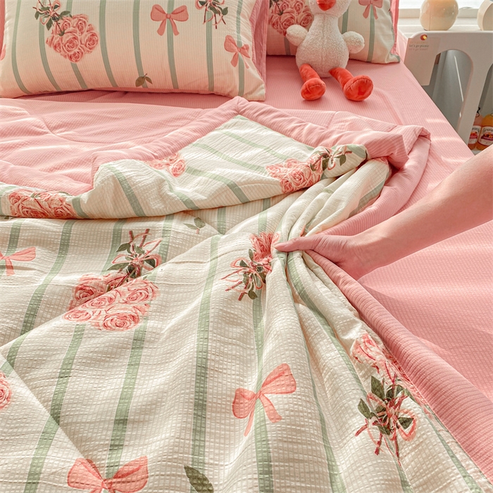 91家纺网 家纺一手货源 找家纺 可思家纺 2024新款A类泡泡纱夏被四件套 浪漫蝴蝶结