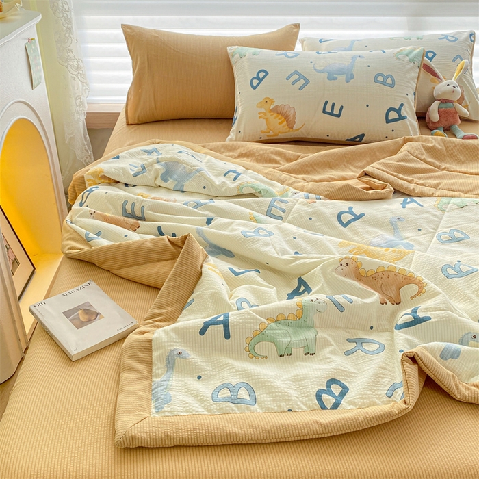 91家纺网 家纺一手货源 找家纺 可思家纺 2024新款A类泡泡纱夏被四件套 字母恐龙