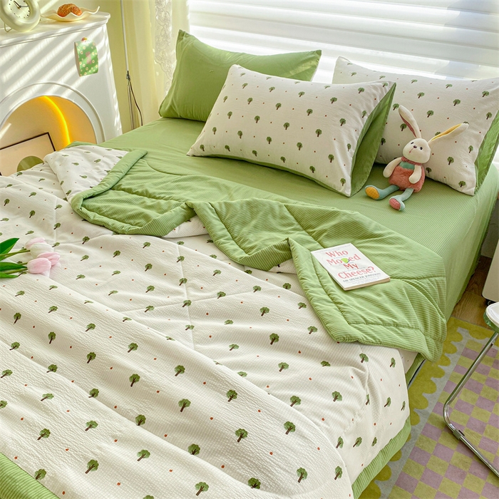 91家纺网 家纺一手货源 找家纺 可思家纺 2024新款A类泡泡纱夏被四件套 清新树林