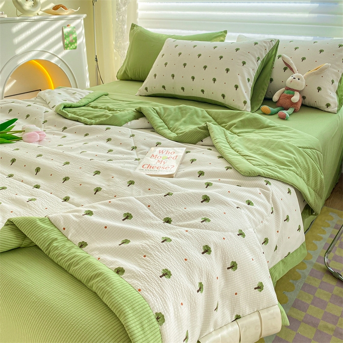 91家纺网 家纺一手货源 找家纺 可思家纺 2024新款A类泡泡纱夏被四件套 清新树林