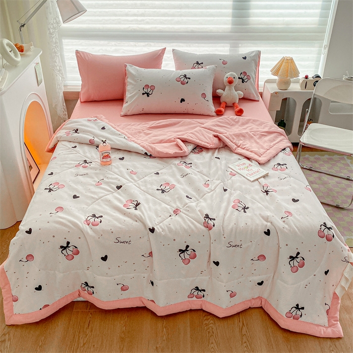 91家纺网 家纺一手货源 找家纺 可思家纺 2024新款A类泡泡纱夏被四件套 樱桃甜心