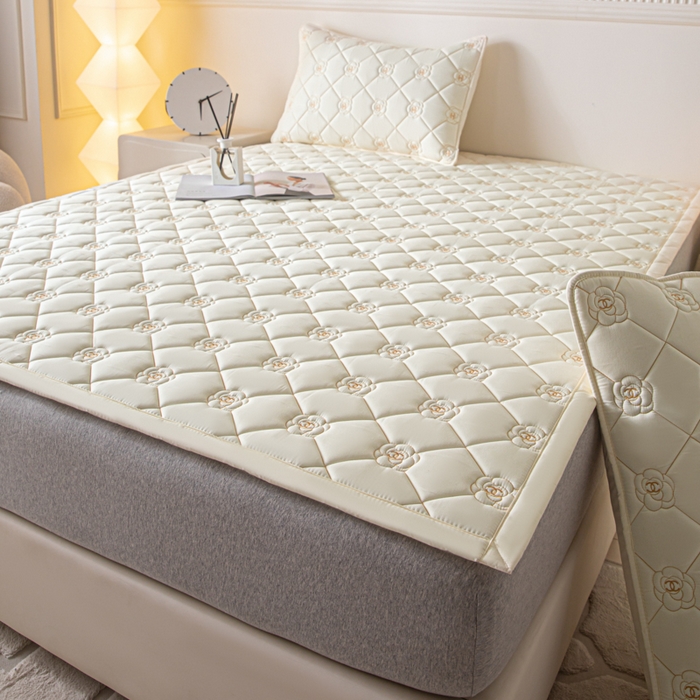 91家纺网 家纺一手货源 找家纺 鑫钰 2024新款A类原棉大豆抗菌床护垫-花语 花语-简约白