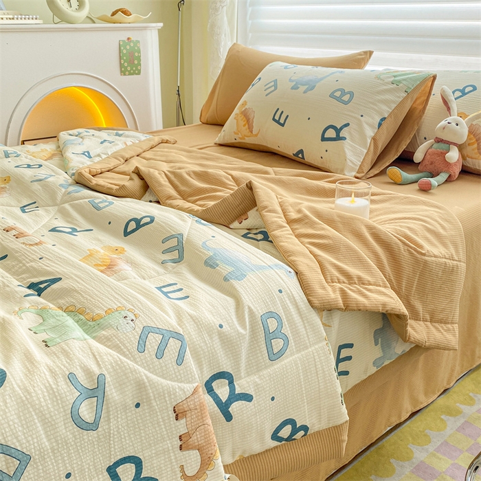 91家纺网 家纺一手货源 找家纺 可思家纺 2024新款A类泡泡纱夏被四件套 字母恐龙