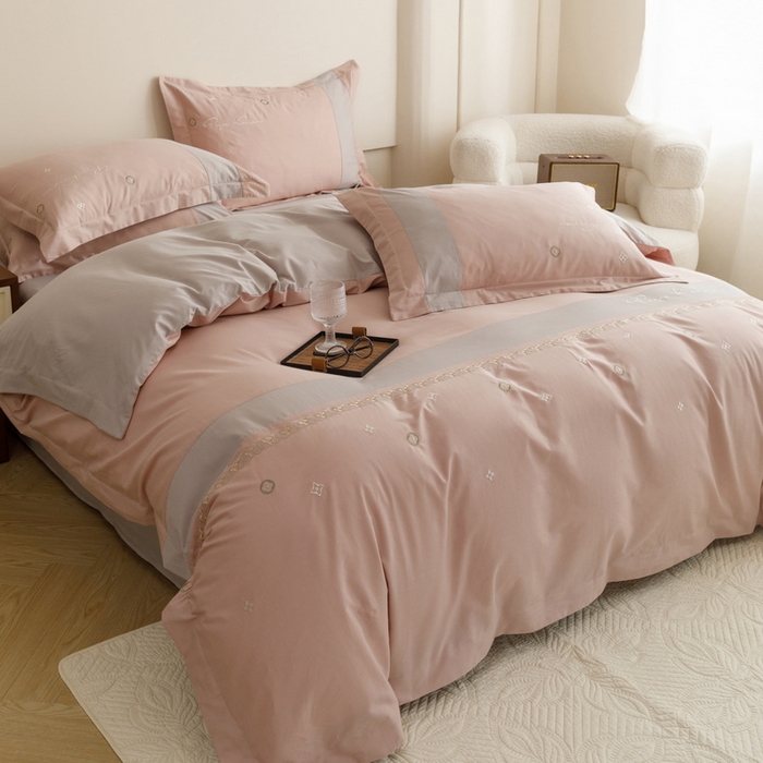 91家纺网 家纺一手货源 找家纺 艾莱家纺 2024新款A类全棉长绒棉加厚刺绣+宽边+撞色拼接四件套--春恋系列 春恋-藕粉色