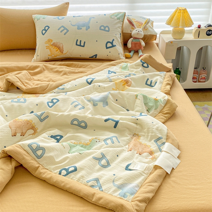 91家纺网 家纺一手货源 找家纺 可思家纺 2024新款A类泡泡纱夏被四件套 字母恐龙