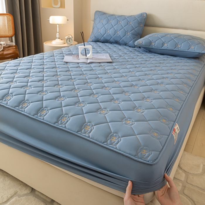 91家纺网 家纺一手货源 找家纺 鑫钰 2024新款A类原棉大豆夹棉床笠-花语 花语-宾利蓝