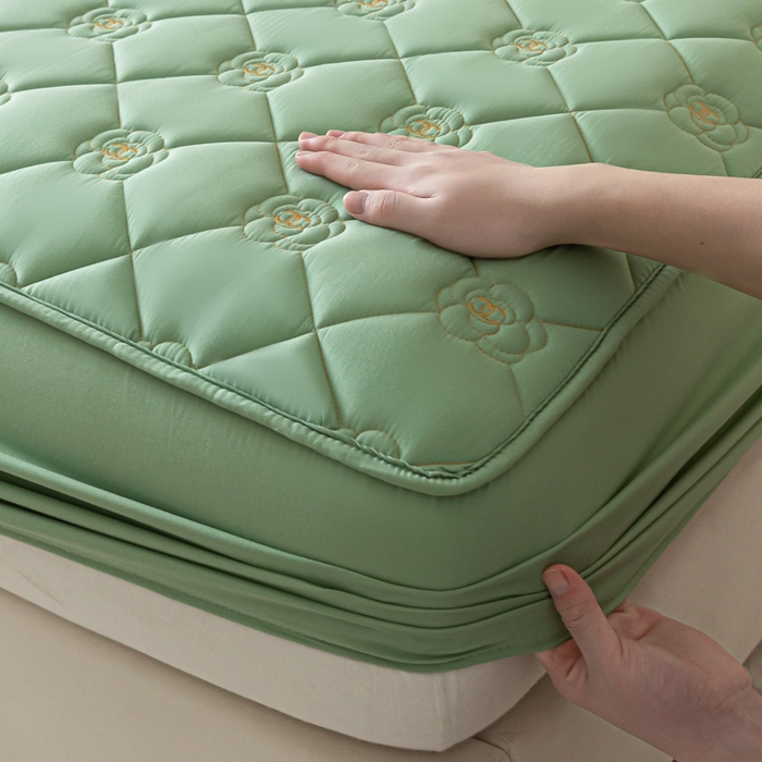 91家纺网 家纺一手货源 找家纺 鑫钰 2024新款A类原棉大豆夹棉床笠-花语 花语-时尚绿