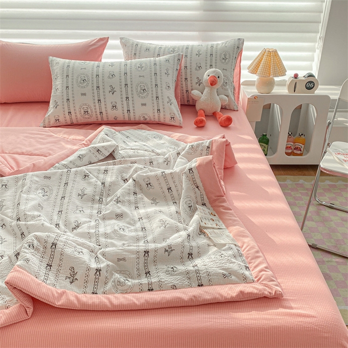 91家纺网 家纺一手货源 找家纺 可思家纺 2024新款A类泡泡纱夏被四件套 绅士熊