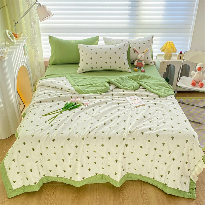 91家纺网 家纺一手货源 找家纺 可思家纺 2024新款A类泡泡纱夏被四件套 清新树林