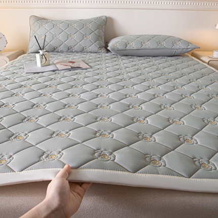 91家纺网 家纺一手货源 找家纺 （总）鑫钰 2024新款A类原棉大豆抗菌床护垫-花语