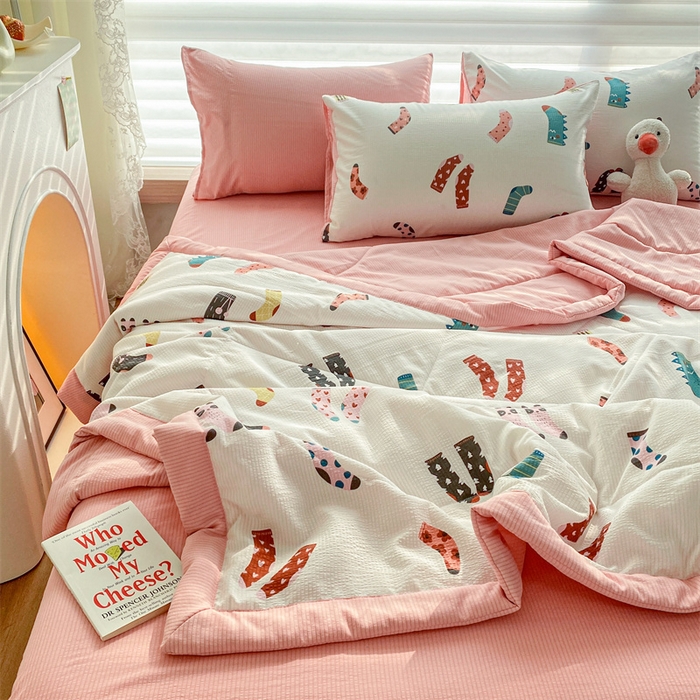 91家纺网 家纺一手货源 找家纺 可思家纺 2024新款A类泡泡纱夏被四件套 卡通袜子