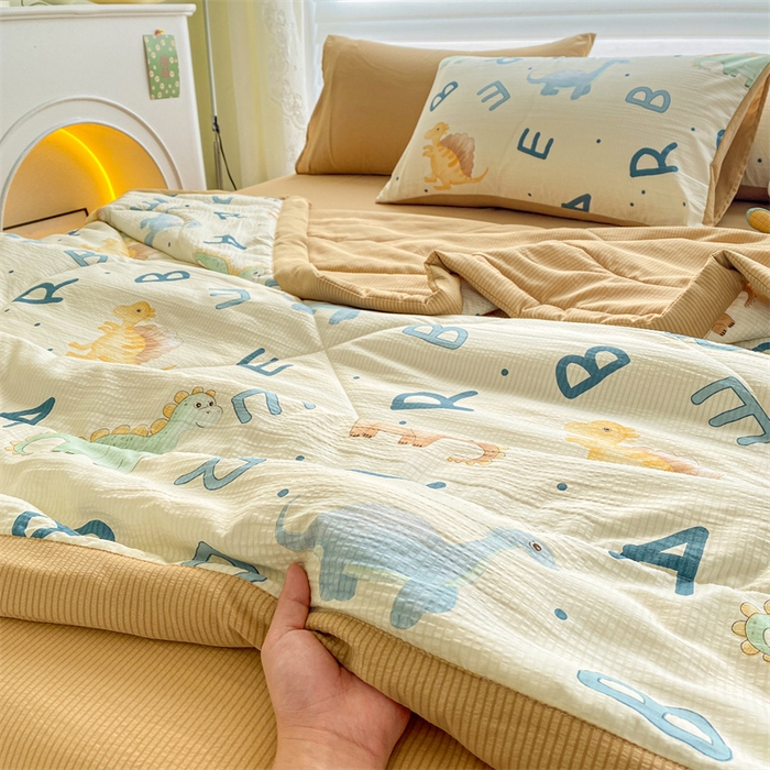 91家纺网 家纺一手货源 找家纺 可思家纺 2024新款A类泡泡纱夏被四件套 字母恐龙