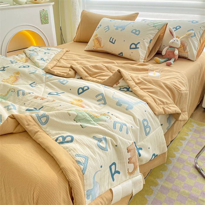 91家纺网 家纺一手货源 找家纺 可思家纺 2024新款A类泡泡纱夏被四件套 字母恐龙