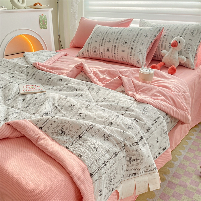 91家纺网 家纺一手货源 找家纺 可思家纺 2024新款A类泡泡纱夏被四件套 绅士熊