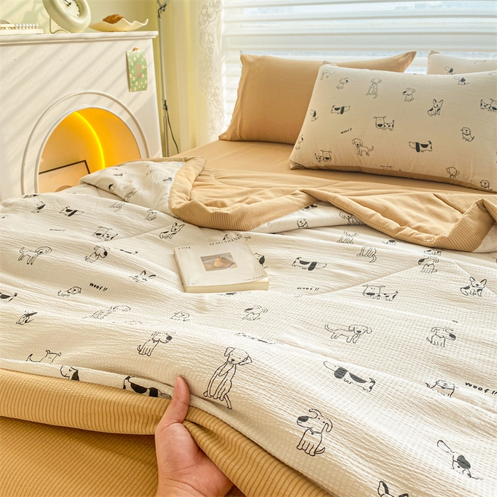 91家纺网 家纺一手货源 找家纺 可思家纺 2024新款A类泡泡纱夏被四件套 狗狗派对