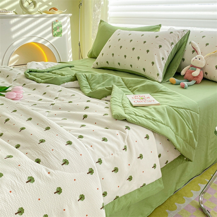 91家纺网 家纺一手货源 找家纺 可思家纺 2024新款A类泡泡纱夏被四件套 清新树林