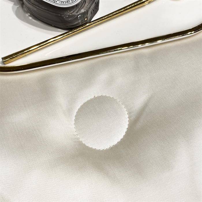 91家纺网 家纺一手货源 找家纺 笙意家纺 2025新款冰丝宽边款夏被-克里斯汀系列 克里斯汀-奶昔白+天空蓝