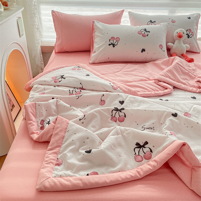 91家纺网 家纺一手货源 找家纺 可思家纺 2024新款A类泡泡纱夏被四件套 樱桃甜心