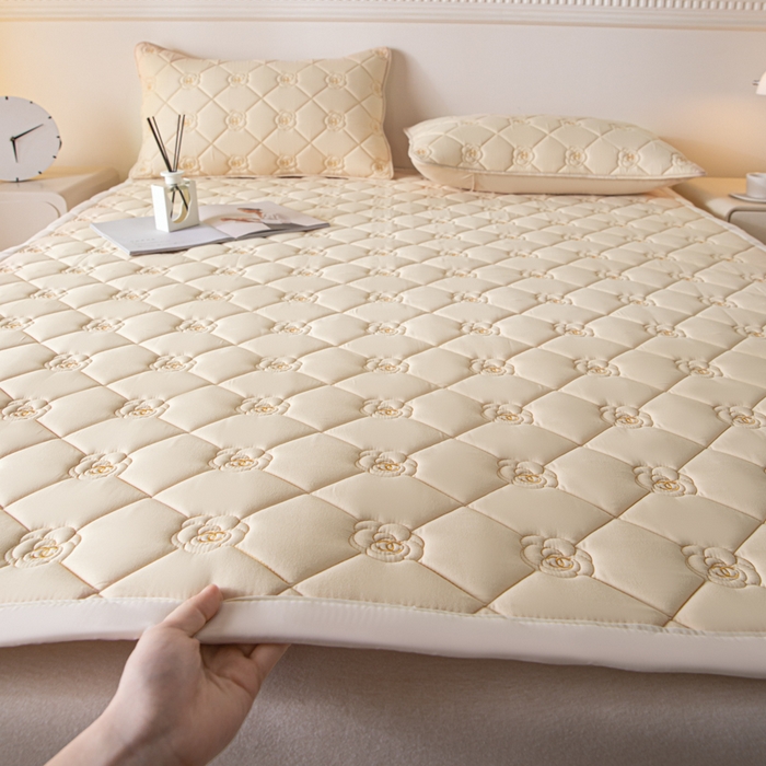 91家纺网 家纺一手货源 找家纺 鑫钰 2024新款A类原棉大豆抗菌床护垫-花语 花语-香槟驼