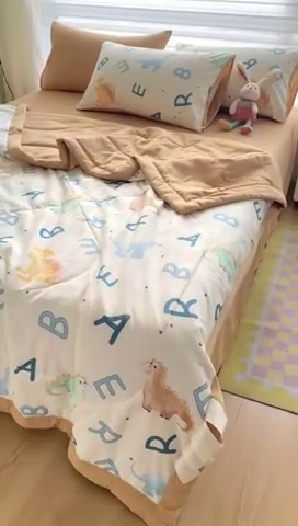 91家纺网 家纺一手货源 找家纺 可思家纺 2024新款A类泡泡纱夏被四件套 字母恐龙