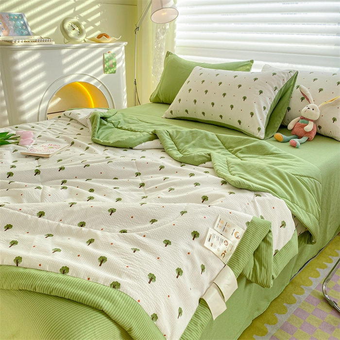 91家纺网 家纺一手货源 找家纺 可思家纺 2024新款A类泡泡纱夏被四件套 清新树林