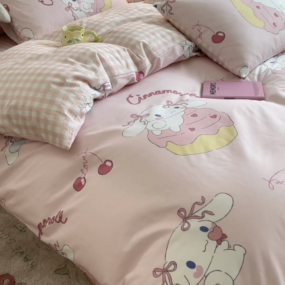 91家纺网 家纺一手货源 找家纺 桃子家居 2024新款三丽鸥正版授权全棉卡通系列四件套 棉三丽鸥-奶油甜心玉桂狗