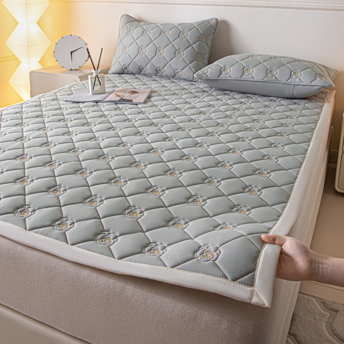 91家纺网 家纺一手货源 找家纺 鑫钰 2024新款A类原棉大豆抗菌床护垫-花语 花语-雅致灰