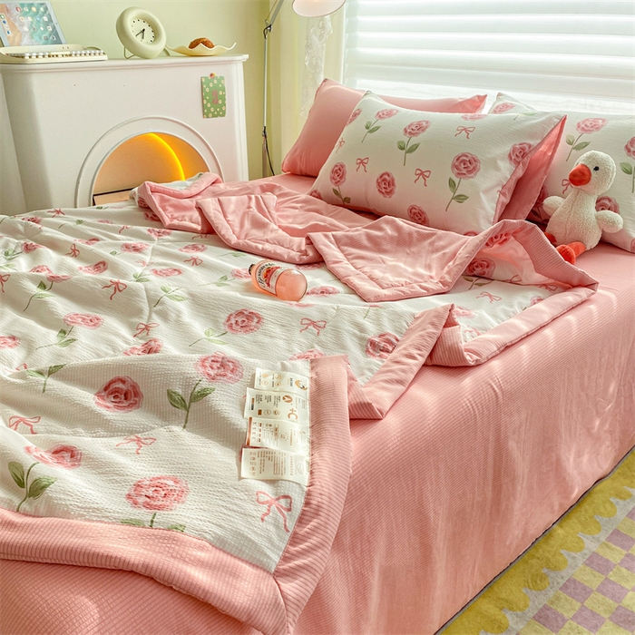 91家纺网 家纺一手货源 找家纺 可思家纺 2024新款A类泡泡纱夏被四件套 玫瑰恋语