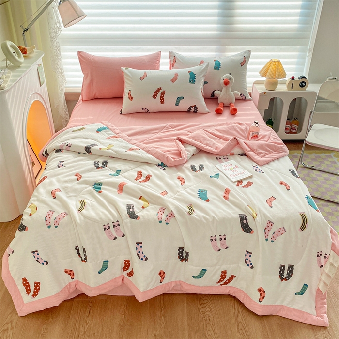 91家纺网 家纺一手货源 找家纺 可思家纺 2024新款A类泡泡纱夏被四件套 卡通袜子