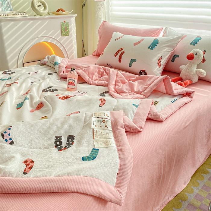 91家纺网 家纺一手货源 找家纺 可思家纺 2024新款A类泡泡纱夏被四件套 卡通袜子