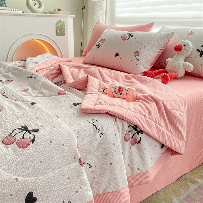 91家纺网 家纺一手货源 找家纺 可思家纺 2024新款A类泡泡纱夏被四件套 樱桃甜心