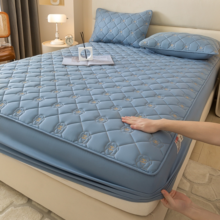 91家纺网 家纺一手货源 找家纺 鑫钰 2024新款A类原棉大豆夹棉床笠-花语 花语-宾利蓝