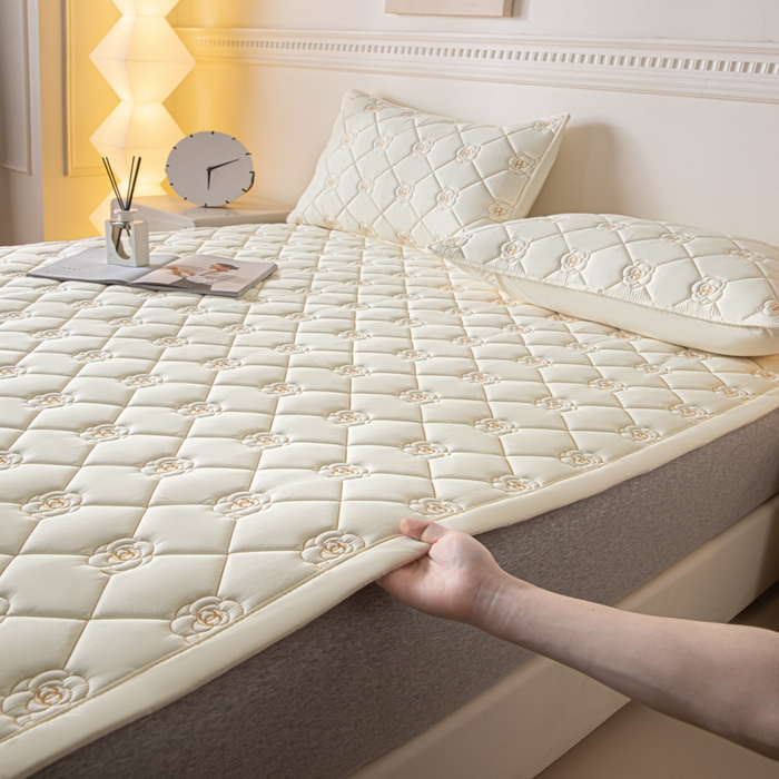 91家纺网 家纺一手货源 找家纺 鑫钰 2024新款A类原棉大豆抗菌床护垫-花语 花语-简约白