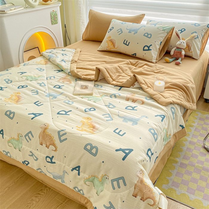 91家纺网 家纺一手货源 找家纺 可思家纺 2024新款A类泡泡纱夏被四件套 字母恐龙