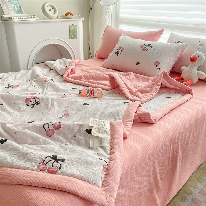 91家纺网 家纺一手货源 找家纺 可思家纺 2024新款A类泡泡纱夏被四件套 樱桃甜心