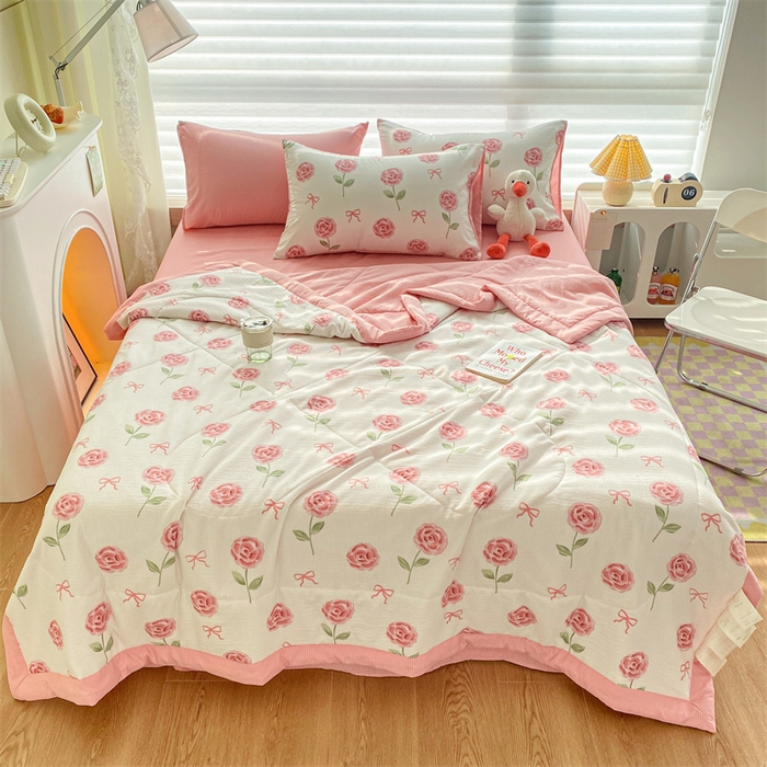 91家纺网 家纺一手货源 找家纺 可思家纺 2024新款A类泡泡纱夏被四件套 玫瑰恋语