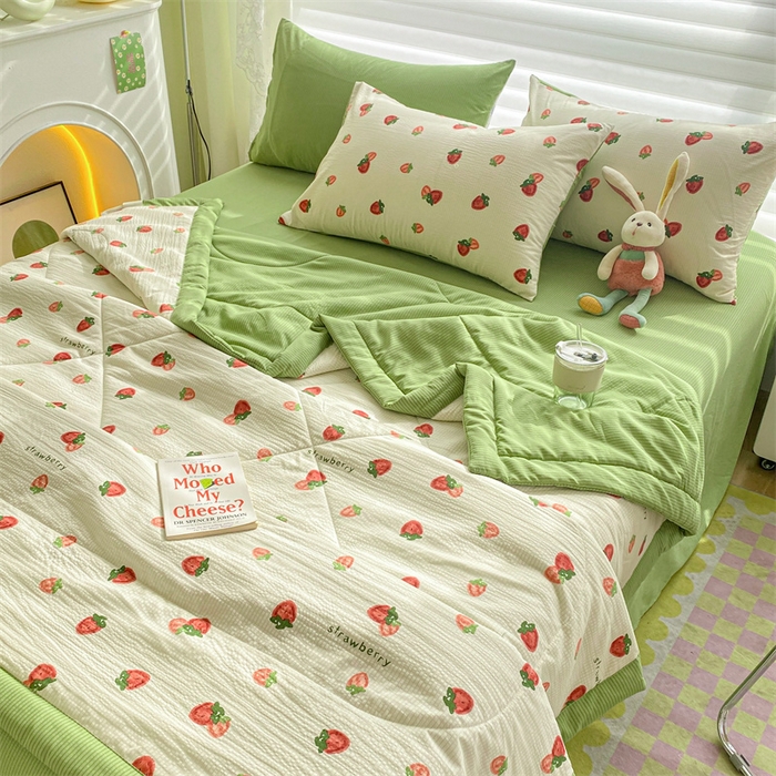 91家纺网 家纺一手货源 找家纺 可思家纺 2024新款A类泡泡纱夏被四件套 甜心草莓