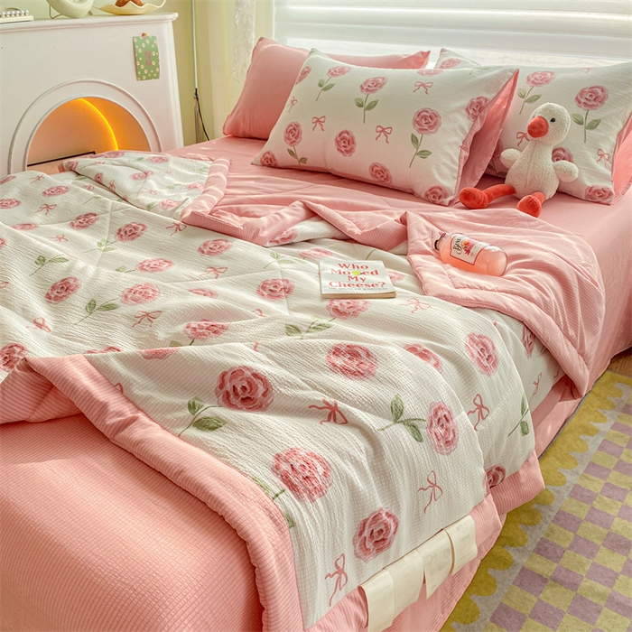 91家纺网 家纺一手货源 找家纺 可思家纺 2024新款A类泡泡纱夏被四件套 玫瑰恋语